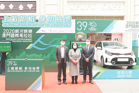 ◎ 銀娛馬拉松靚相賽抽獎嘉賓主持抽獎儀式。
