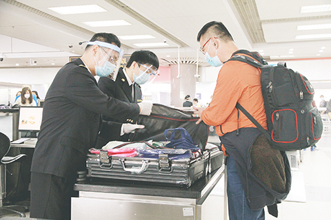 ◎ 拱北海關關員對旅客行李進行查驗。(蔡蒙蒙 攝)