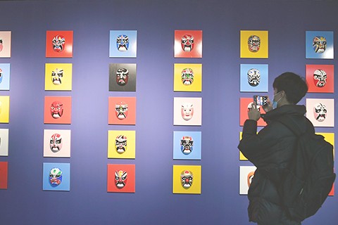 ◎ 十二月十五日,參觀者在展廳內參觀。當日,由安徽名人館與潛山市博物館聯合舉辦的《京劇鼻祖──程長庚》在安徽合肥開展。