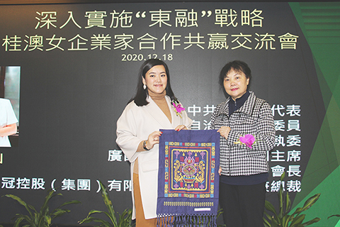 ◎ 廣西婦聯副主席周亞仙與澳門廣西婦女協會會長李秀雯(左)互贈紀念品。
