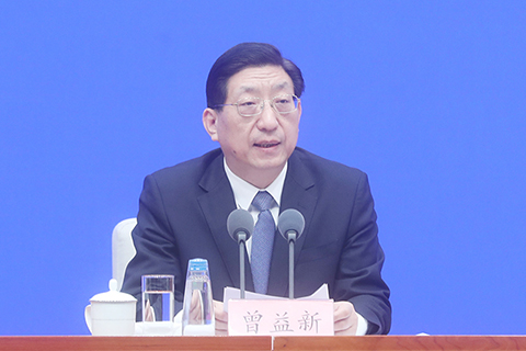 ◎ 十二月十九日,國務院聯防聯控機制在北京舉行新聞發佈會,介紹重點人群新冠病毒疫苗接種工作。國務院聯防聯控機制科研攻關組疫苗研發專班負責人、國家衛生健康委副主任曾益新指出,疫苗的保護作用不是百分之百,接種新冠疫苗後,仍要繼續維持戴口罩等個人防護措施。(中新社)