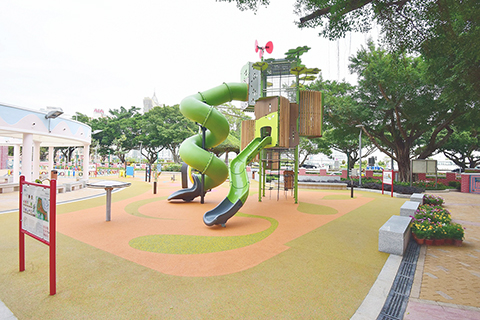 ◎ 考慮到較大年齡段兒童的身心發展,以及對戶外遊樂設施的需要,公園內增設一組大型遊具,適合八至十二歲兒童使用。