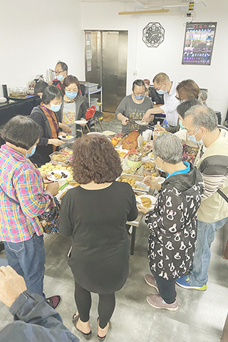 ◎ 扶康會家屬資源服務聚餐迎新年。