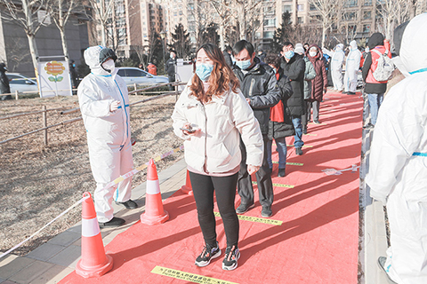 ◎ 一月三日,市民在北京市順義區雙豐街道一處核酸檢測採樣點排隊等待檢測。自二0二一年一月二日起,順義區仁和鎮河南村調整為中風險地區。至此,北京市中風險地區增至七個,其中朝陽區一個、順義區六個。(中新社)