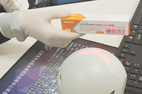 ◎ 二0二一年一月三日,醫護人員為社區工作人員接種疫苗。準備疫苗接種工作。當日,北京市豐台區宛平城地區組織近二百名社區、消防、養老、醫療等重點行業和單位的工作人員進行新冠疫苗接種。目前,北京市已經啟動新冠疫苗的接種工作,預計將於二0二一年春節前對涉及進口冷鏈物品的口岸一線海關檢驗檢疫人員,及口岸裝卸、搬運、運輸等相關人員等九類重點人群完成新冠疫苗緊急接種。(新華社)