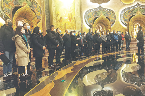 ◎ 參訪團在三層樓高的舍利大殿裡聽介紹。