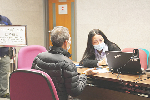 ◎ 工作人員協助市民開通「一戶通」。