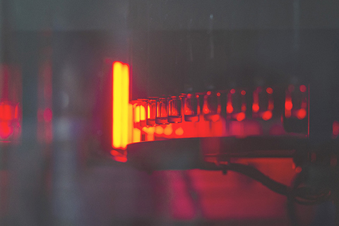 ◎ 圖為正在進行燈檢的西林瓶裝疫苗。(中新社)