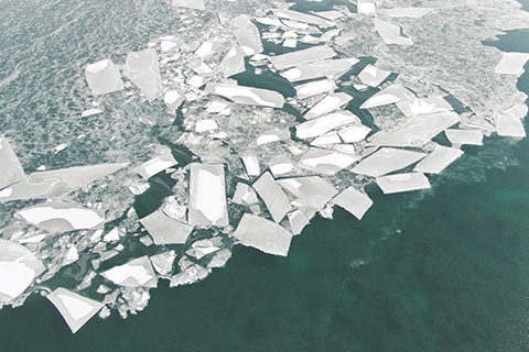 ◎ 圖為2020年12月17日拍攝的冰雪覆蓋下的青海湖一角(無人機照片)。 (新華社記者 張宏祥攝)