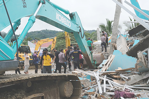 ◎ 圖為一月十五日,在印度尼西亞西蘇拉威西省馬穆朱,救援人員開展搜救工作。(新華社)