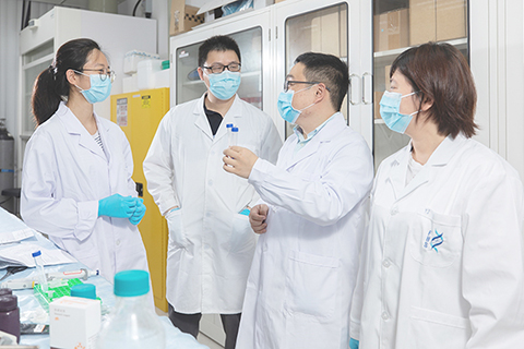 ◎ 圖為謝麗斯(右一)、代雲路(右二)、桑瑋(左一)。