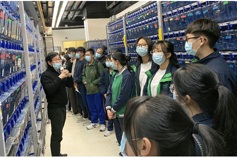 ◎ 澳門大學校慶開放日由專人介紹校內設施。