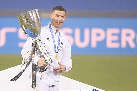 ◎ C朗以七六0球膺史上入球王兼捧意超盃,得意洋洋。(新華社 發)