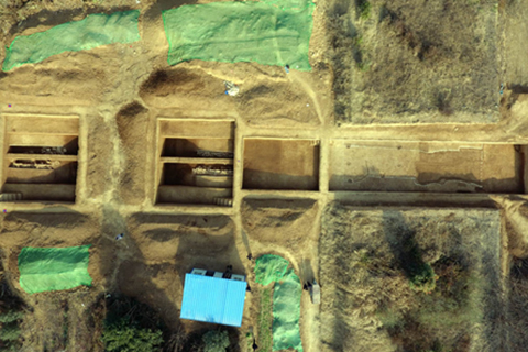 ◎ 河南偃師發現商代最早最完備的城市水系,這是河南省洛陽市偃師商城遺址發掘現場局部(無人機照片,資料照片)。(新華社發)