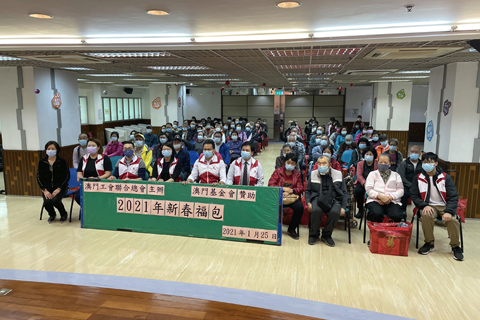 ◎ 工聯總會派發新春福包。
