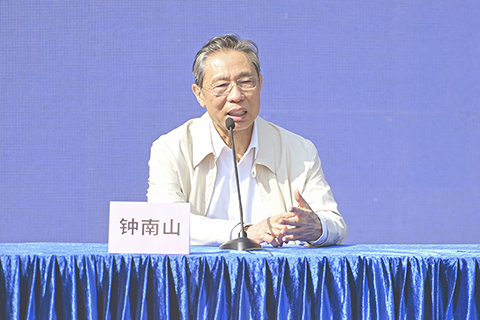 ◎ 一月三十一日,廣東省廣州市,中國工程院院士鍾南山在廣州實驗室科技助力基層疫情防控萬里行的活動上解答了春節期間基層防疫的相關問題。(中新社)