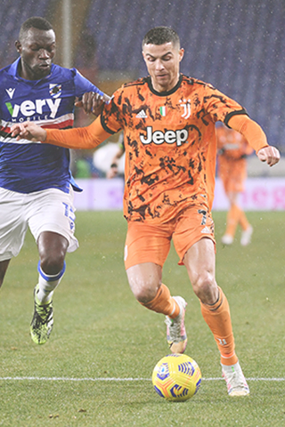 ◎ 一月三十日意甲第二十輪,祖雲達斯隊球員C朗(右)與森多利亞隊球員科萊拼搶,祖雲達斯隊客場以二比0戰勝森多利亞隊。(新華社發 費代里科.塔爾迪托 攝)