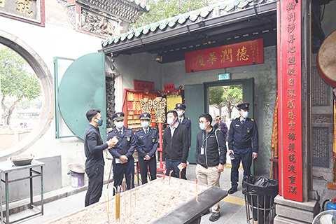 ◎ 文化局聯同消防局進行新年前廟宇巡查。