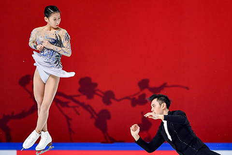 ◎ 中國組合彭程(左)/金楊在重慶舉行的二0二0中國杯世界花樣滑冰大獎賽雙人滑比賽中(二0二0年十一月七日攝)。(新華社 黃偉 攝)