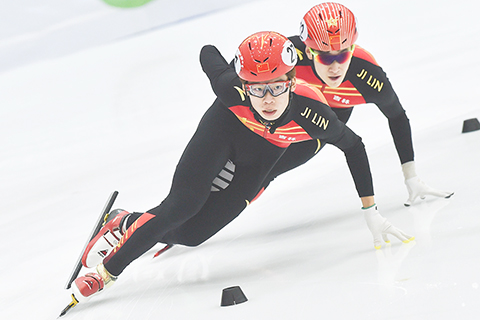 ◎ 吉林省體育局冰上運動管理中心選手朱禕玎(前)在天津薊州國家冰上項目訓練基地舉行的全國短道速滑冠軍賽男子一千五百米決賽中(二0二一年一月三日攝)。(新華社發)