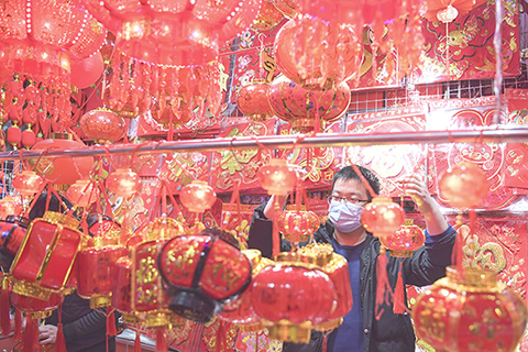 ◎ 二月五日,濟南市民在商舖選購燈籠。春節臨近,山東省濟南市商場裡「年味」漸濃,不少市民開始選購春聯、燈籠等年貨,迎接新春佳節的到來。(中新社)