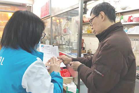 ◎勞工局派員為有需要僱員講解「最低工資」申請手續。