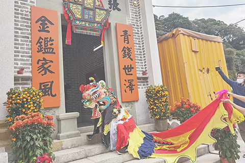 ◎ 辛丑牛年春節,香港林村鄉的舞麒麟沒能像往年一樣走遍全鄉的村落,而只在大菴村內巡遊,祈求新的一年喜慶、團結、吉祥。圖為「舞麒麟」到宗祠表演。(中新社記者 索有為)
