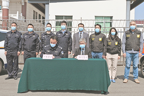 　◎ 廣東警方與澳門司警簽署移交文件。