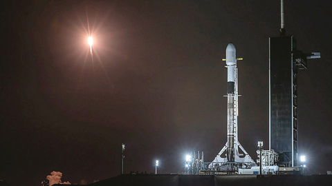 ◎ 正準備環繞地球的60顆Starlink衛星。 (圖片來源:Starlink)