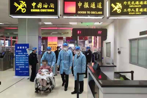 ◎ 青茂海關緊急援助澳門患者。(李維偉 攝)