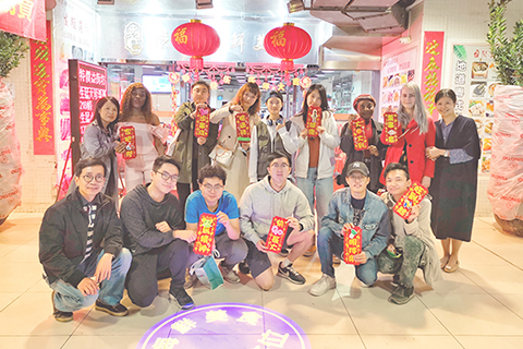 ◎ 旅遊學院學生新春團拜及派發福袋。