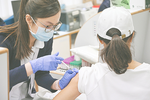 　◎ mRNA新冠疫苗昨首開放予全澳居民接種。