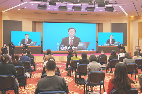 ◎ 三月四日晚,十三屆全國人大四次會議新聞發佈會在北京人民大會堂新聞發佈廳舉行,由大會發言人張業遂就大會議程和人大工作相關問題回答中外記者提問。為有效防控疫情,共同維護公共衛生與健康,新聞發佈會採用網絡視頻形式進行。圖為分會場。(中新社)