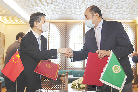 ◎ 圖為三月四日,在位於埃及開羅的阿盟總部,中國駐埃及大使兼駐阿盟代表廖力強(前左)與阿盟副秘書長胡薩姆.扎基(前右)在中國援助疫苗交接儀式上握手致意。(新華社)