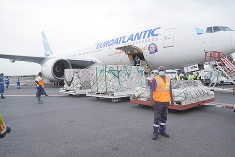 ◎ 圖為三月十二日,中國政府援助加蓬的國藥集團中國生物新冠疫苗運抵加蓬首都利伯維爾。(新華社)