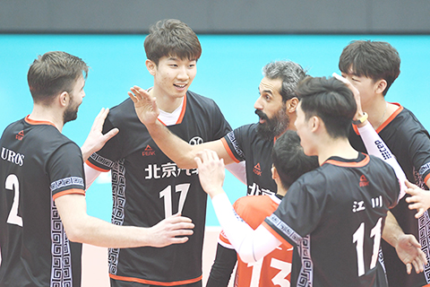 ◎ 三月二十五日,北京汽車隊球員劉力賓(左二)等在比賽中慶祝得分。在河北省秦皇島市國家體育總局秦皇島訓練基地進行的中國男子排球超級聯賽決賽第一場比賽中,北京汽車隊以三比二戰勝上海光明隊。(新華社 王曉 攝)