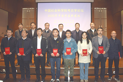 ◎ 三月二十六日,在北京舉行的中國社會科學院考古學論壇重磅發佈二0二0年中國考古新發現,包括中國目前所知最早的典型海岸貝丘遺址──「浙江余姚市井頭山新石器時代遺址」等六個入選項目,以及七個入圍項目和一個國外考古新發現項目。圖為二0二0年中國考古新發現七個入圍項目及一個國外考古新發現項目代表獲頒榮譽證書。(中新社記者孫自法 攝)