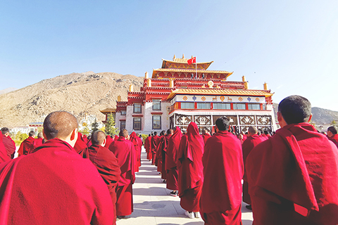 ◎ 三月二十八日,西藏迎來百萬農奴解放六十二周年紀念日,當日上午,西藏佛學院組織全院師生員工,開展了升國旗儀式。圖為升國旗儀式現場。(中新社)