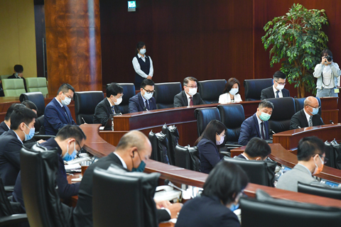 　◎ 經濟財政司司長李偉農昨日列席立法會全體會議，回應議員的口頭質詢。