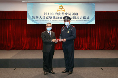 ◎ 保安司司長黃少澤頒發警務人員嘉獎狀。