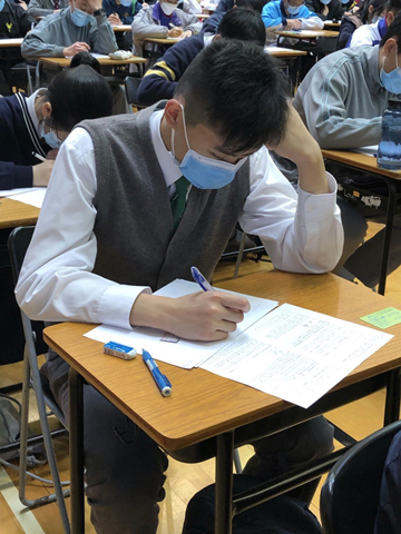 ◎ 參賽學生全神貫注應戰。