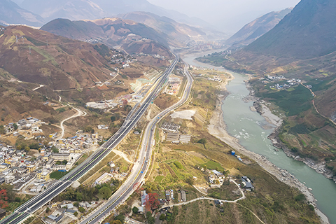 ◎ 三月五日拍攝的保瀘高速、美麗公路南延線與怒江(從左到右,無人機照片)。