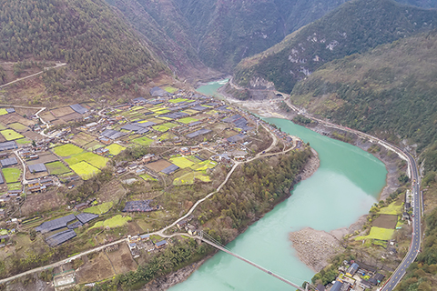 ◎ 三月七日拍攝的怒江邊村莊風光(無人機照片)。