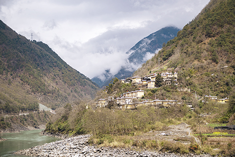 ◎ 三月七日拍攝的怒江大峽谷中的一處易地扶貧安置點。