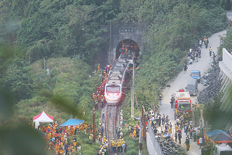 ◎ 四月二日傍晚,消防人員全力搜索現場車廂內是否還有受困乘客。「太魯閣號」行經花蓮秀林鄉和仁路段,即大清水隧道,有工程車滑落撞到太魯閣號,導致列車出軌事故,八節車廂共載四百九十乘客及四名台鐵機員。(香港中通社)