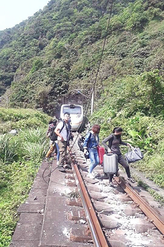 ◎ 台鐵「太魯閣號」四0八次列車四月二日上午在台灣花蓮縣大清水隧道發生出軌事故,圖為乘客離開事故現場。(香港中通社)