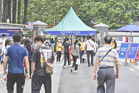 ◎ 四月四日,廣東省廣州市,市民分批進入銀河烈士陵園祭掃。為統籌做好疫情防控和祭掃服務保障,廣州市各祭掃場所實行先實名預約後現場祭掃。(中新社記者陳驥旻 攝)