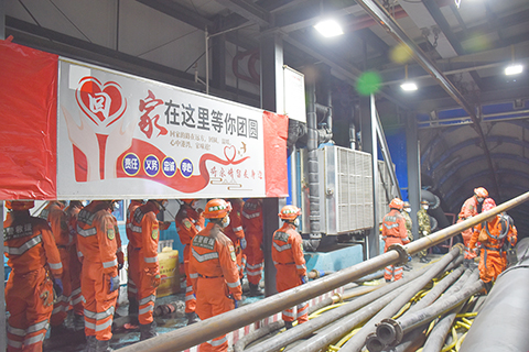 ◎ 四月十一日,救援人員在新疆昌吉回族自治州呼圖壁縣雀爾溝鎮豐源煤礦事故現場開展救援工作。( 新華社)