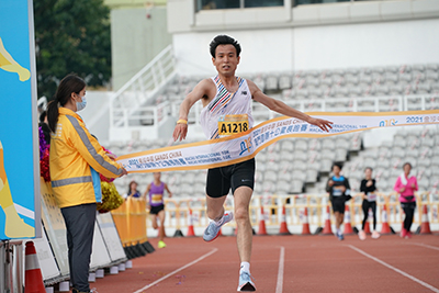 ◎ 王紅偉於十公里項目率先跑過終點。