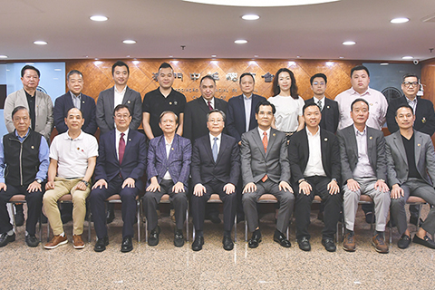 ◎ 高開賢等與陳鐵浩一行合照。